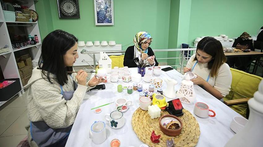 Muş'ta bir yılda iki defa kanseri yenen kadın açtığı atölye ile hayata tutunuyor