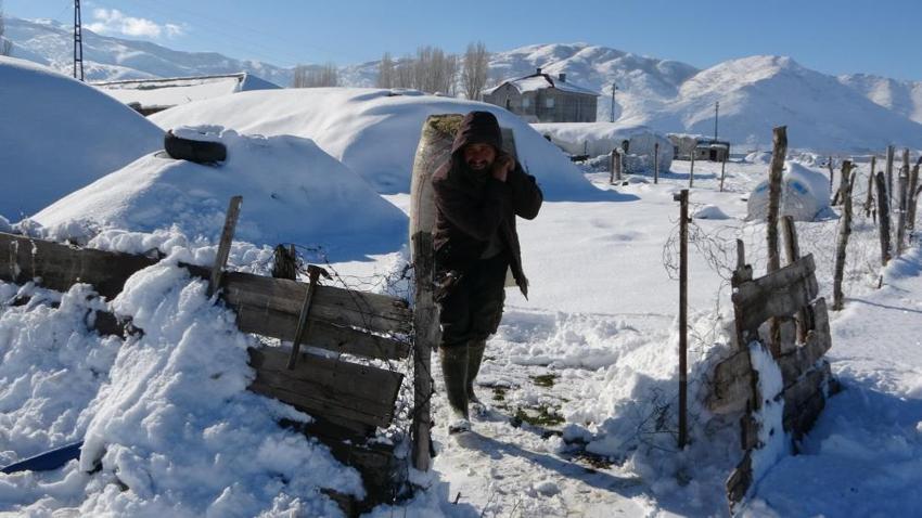 Muş'ta kar 20 santimetreyi aştı! Baba mesleği için dondurucu soğukta üretime devam ediyorlar