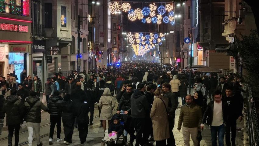 1 Ocak resmi tatil mi? 1 Ocak 2026 okullar üniversite özel sektör tatil mi? 31 Aralık Çarşamba yarım gün mü?