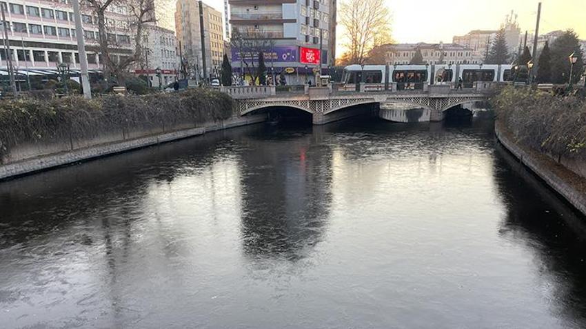 Eskişehir’de kartpostallık görüntü: Porsuk Çayı tamamen buz tuttu!