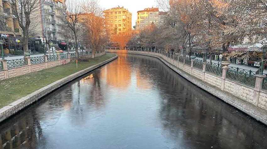 Eskişehir’de kartpostallık görüntü: Porsuk Çayı tamamen buz tuttu!