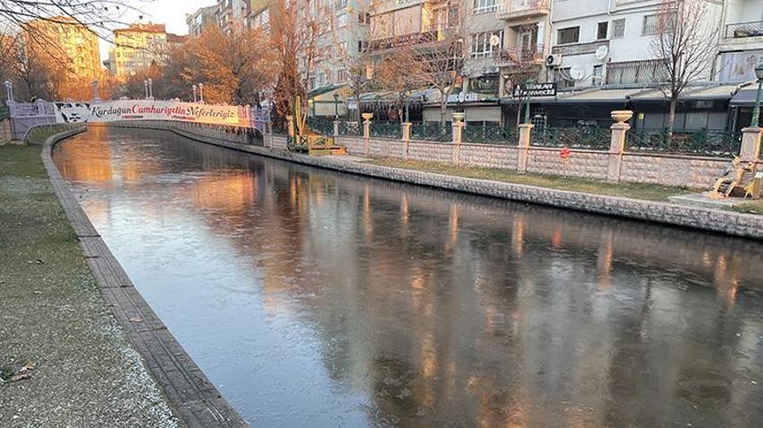 Eskişehir’de kartpostallık görüntü: Porsuk Çayı tamamen buz tuttu!
