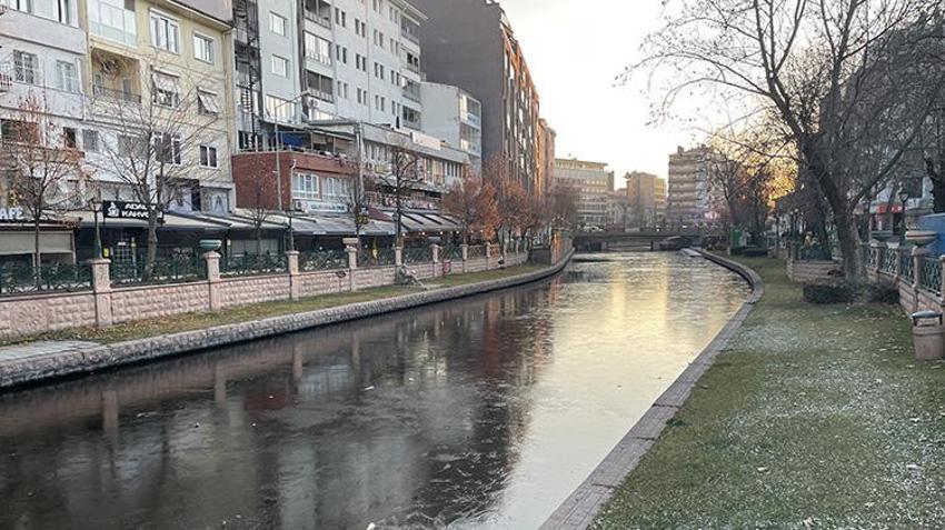 Eskişehir’de kartpostallık görüntü: Porsuk Çayı tamamen buz tuttu!
