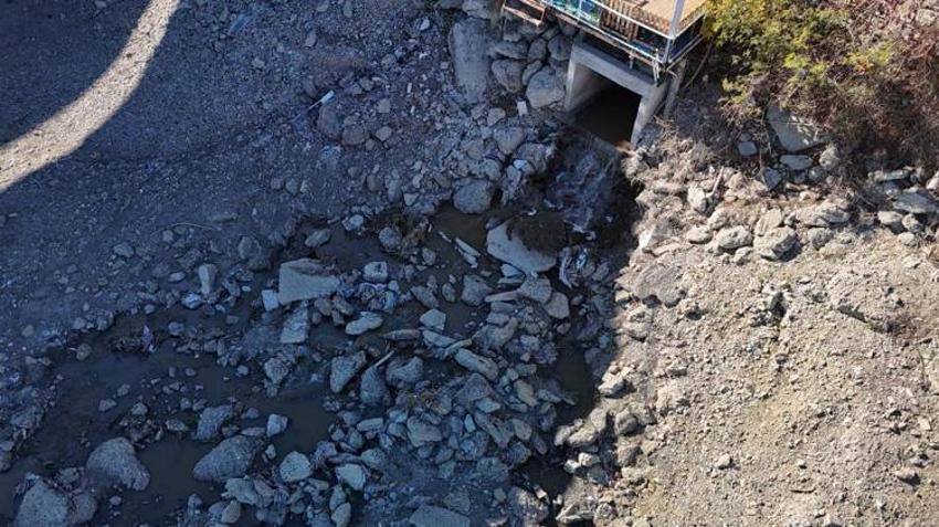 Adana'da sular çekilince gerçek ortaya çıktı! Görenleri isyan ettiren görüntü: Zehir akıyor