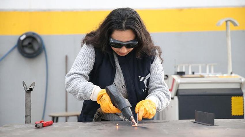 Erkek kardeşlerini geride bıraktı! Babasının 'yapamazsın' dediği meslekte 4. kuşak oldu