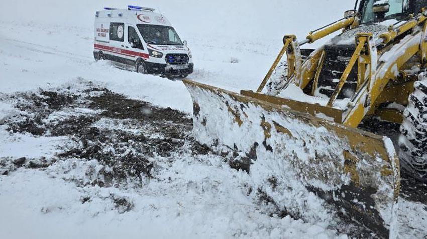 Van’da kar yağışı hayatı olumsuz etkiledi: Sağlık ve belediye ekipleri alarma geçti