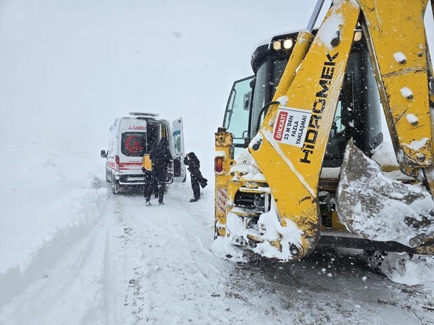Van’da kar yağışı hayatı olumsuz etkiledi: Sağlık ve belediye ekipleri alarma geçti