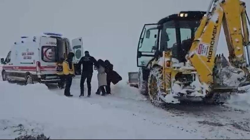 Van’da kar yağışı hayatı olumsuz etkiledi: Sağlık ve belediye ekipleri alarma geçti