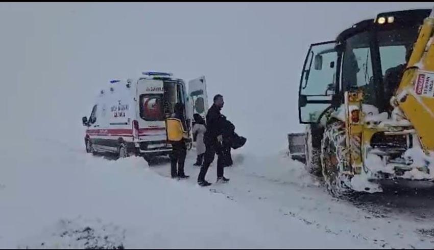 Van’da kar yağışı hayatı olumsuz etkiledi: Sağlık ve belediye ekipleri alarma geçti