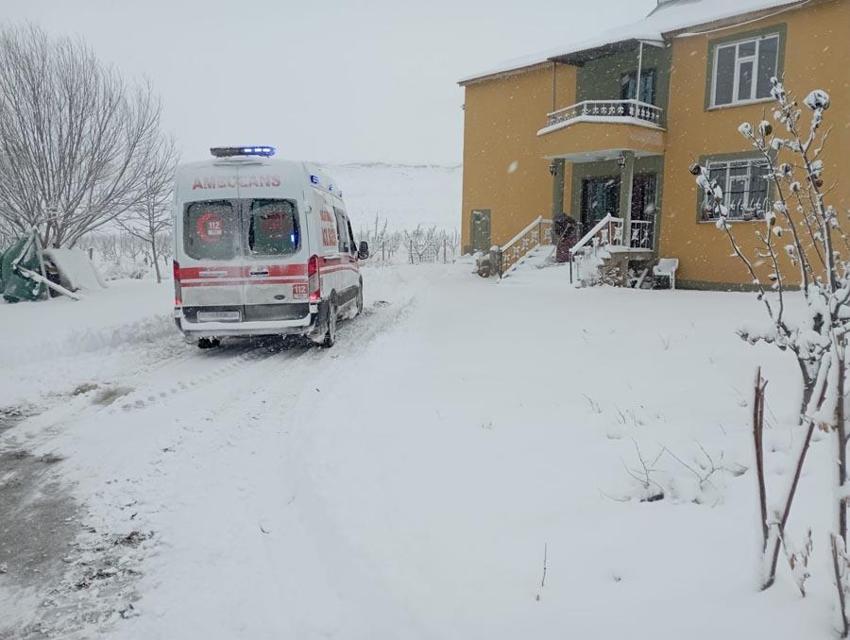 Van’da kar yağışı hayatı olumsuz etkiledi: Sağlık ve belediye ekipleri alarma geçti
