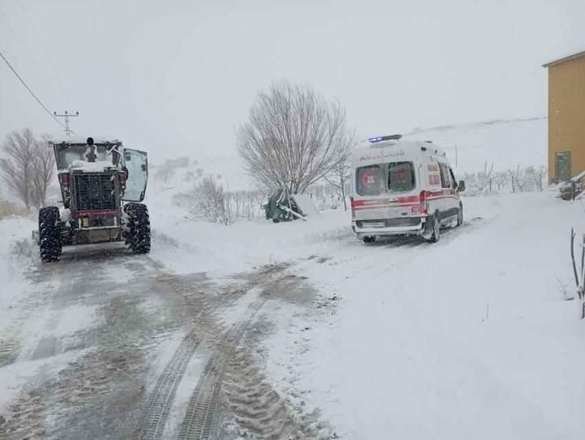 Van’da kar yağışı hayatı olumsuz etkiledi: Sağlık ve belediye ekipleri alarma geçti