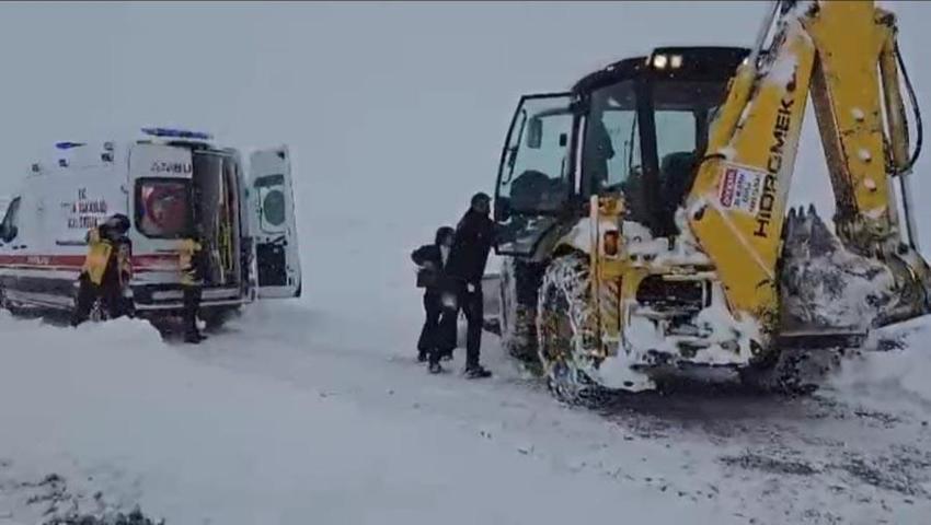 Van’da kar yağışı hayatı olumsuz etkiledi: Sağlık ve belediye ekipleri alarma geçti