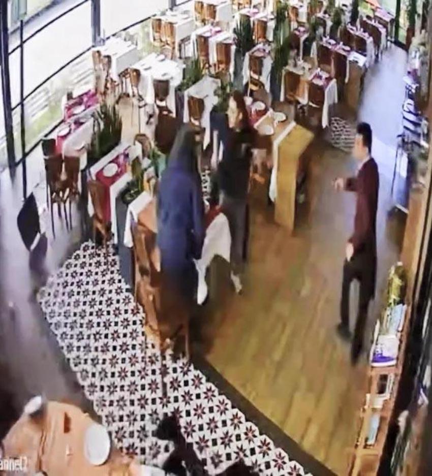 Ünlü müzisyen Cahit Berkay'ın kullandığı otomobil Esenyurt'ta bir restorana girdi