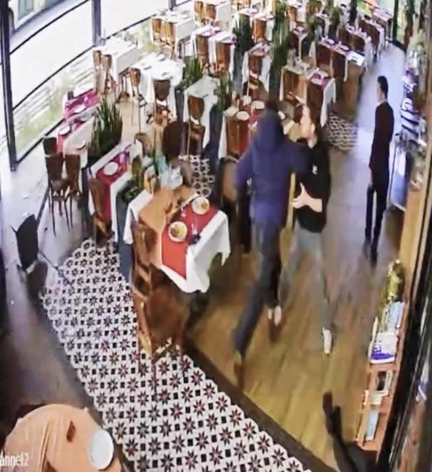 Ünlü müzisyen Cahit Berkay'ın kullandığı otomobil Esenyurt'ta bir restorana girdi