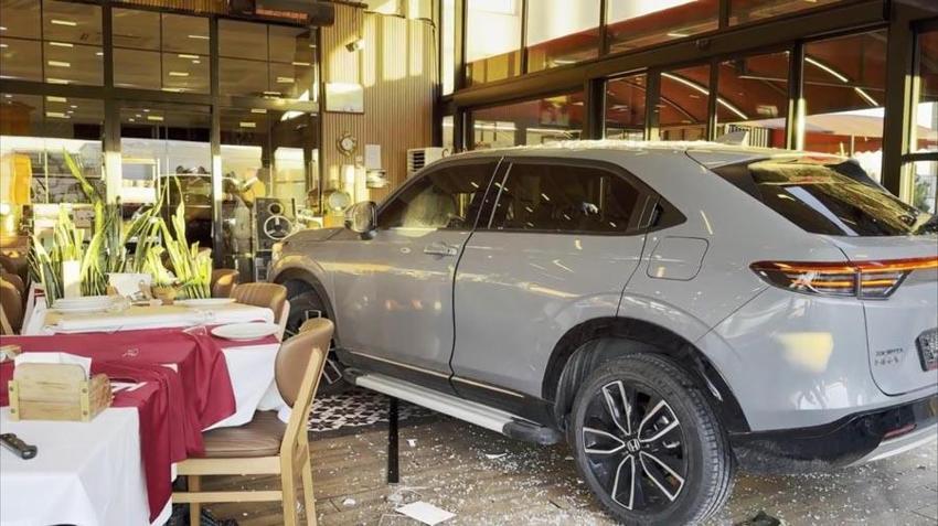 Ünlü müzisyen Cahit Berkay'ın kullandığı otomobil Esenyurt'ta bir restorana girdi