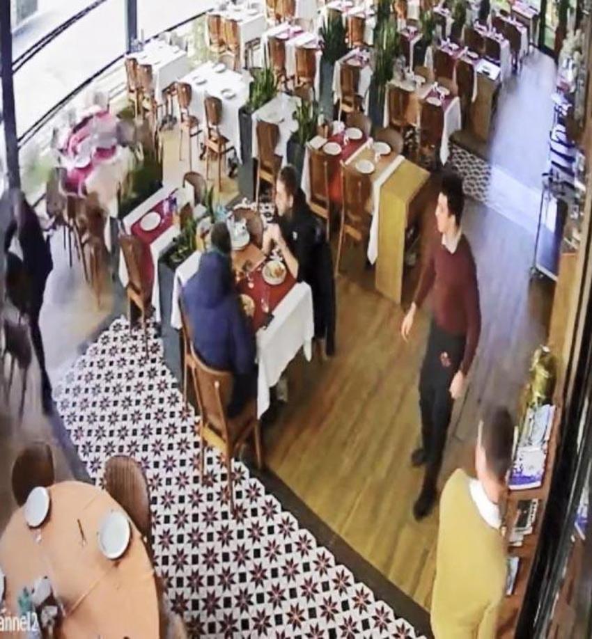 Ünlü müzisyen Cahit Berkay'ın kullandığı otomobil Esenyurt'ta bir restorana girdi