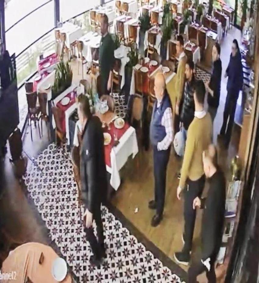 Ünlü müzisyen Cahit Berkay'ın kullandığı otomobil Esenyurt'ta bir restorana girdi