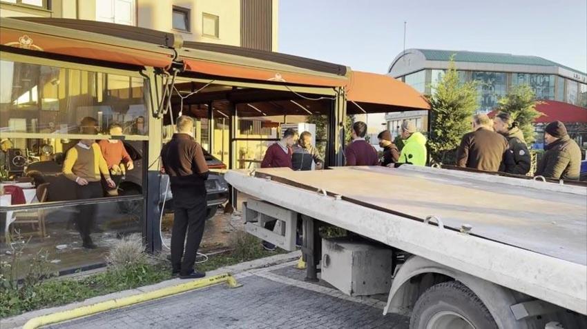 Ünlü müzisyen Cahit Berkay'ın kullandığı otomobil Esenyurt'ta bir restorana girdi