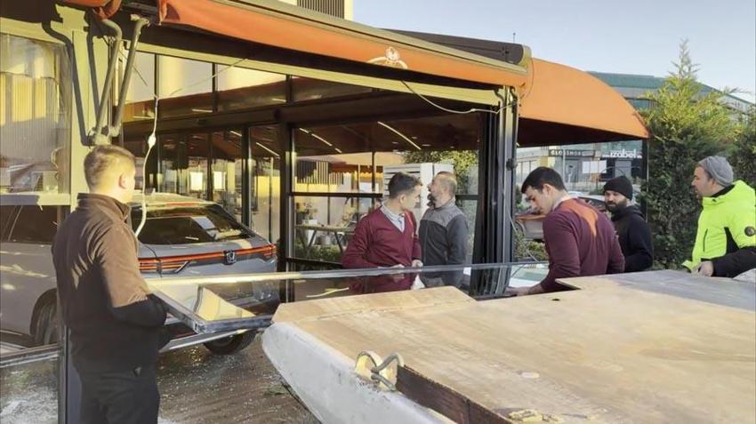 Ünlü müzisyen Cahit Berkay'ın kullandığı otomobil Esenyurt'ta bir restorana girdi