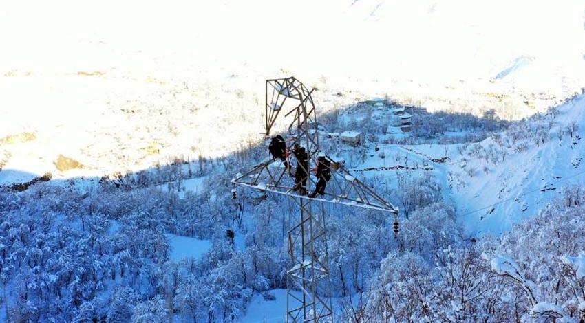 Bitlis'te zorlu şartlarda kış mesaisi! Dondurucu soğuğa rağmen durmadılar