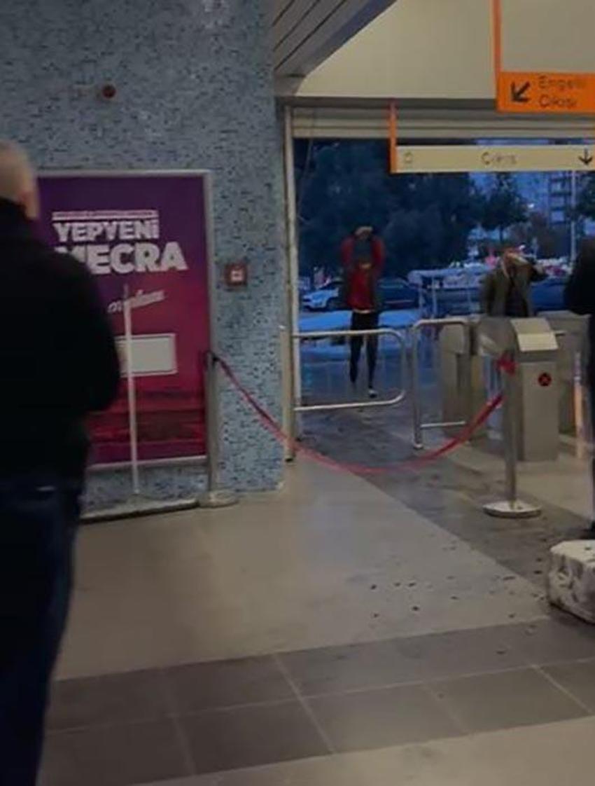 Çukurova'da dehşet anları! Metro turnikeleri önünde güvenlik görevlileri ve vatandaşlara saldırı anı kamerada