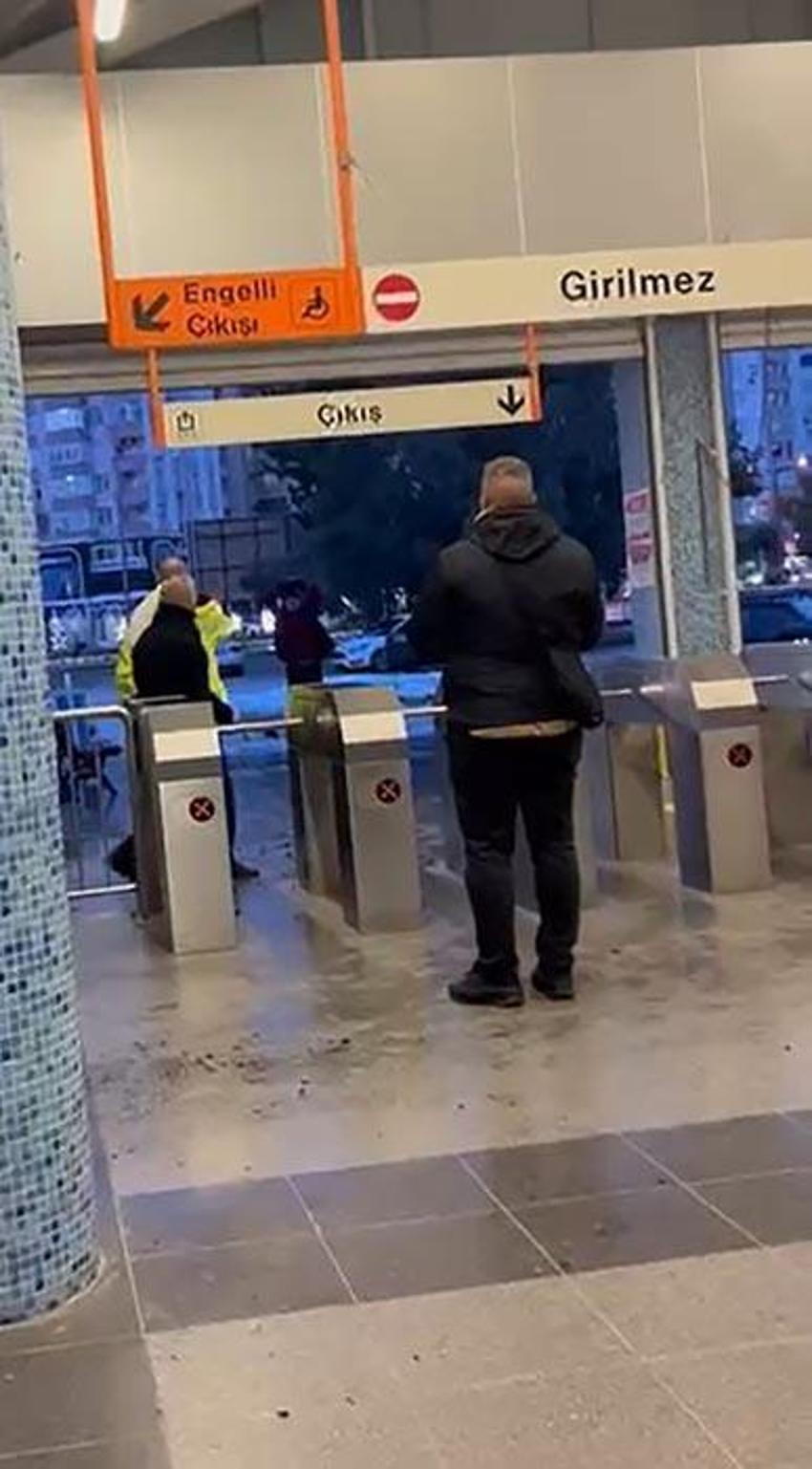 Çukurova'da dehşet anları! Metro turnikeleri önünde güvenlik görevlileri ve vatandaşlara saldırı anı kamerada