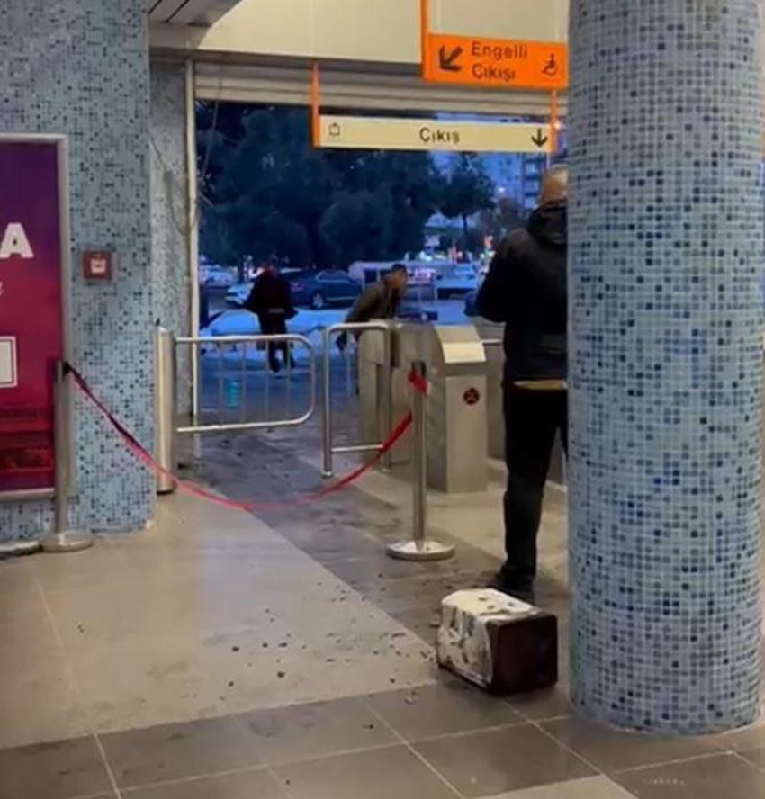 Çukurova'da dehşet anları! Metro turnikeleri önünde güvenlik görevlileri ve vatandaşlara saldırı anı kamerada