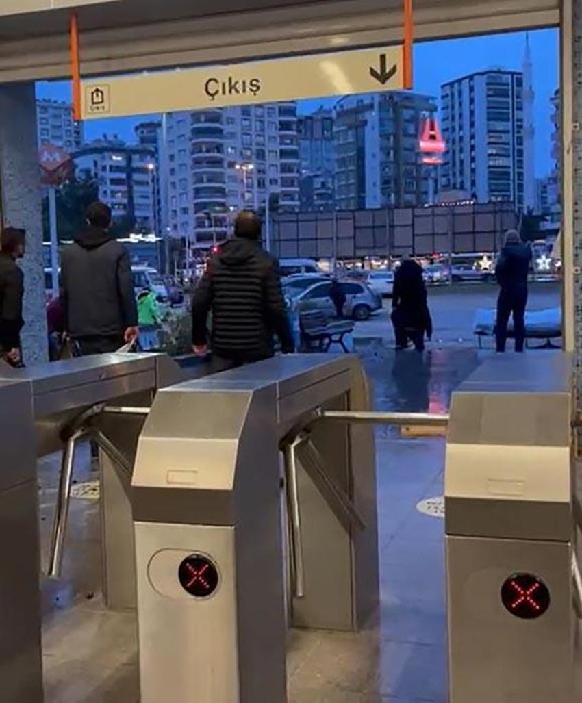 Çukurova'da dehşet anları! Metro turnikeleri önünde güvenlik görevlileri ve vatandaşlara saldırı anı kamerada