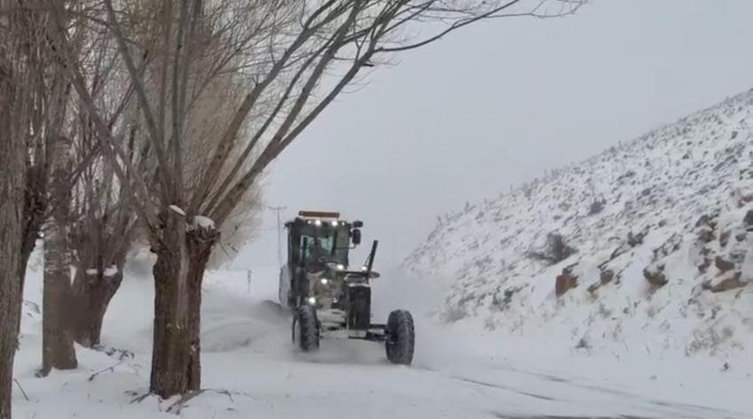 Malatya'da ekiplerin karla mücadele çalışması: 149 mahalle yolu ulaşıma kapandı