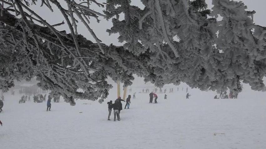 Bursa yoğun kar yağışıyla beyaza büründü! İşte şehir merkezinden kar manzaraları…