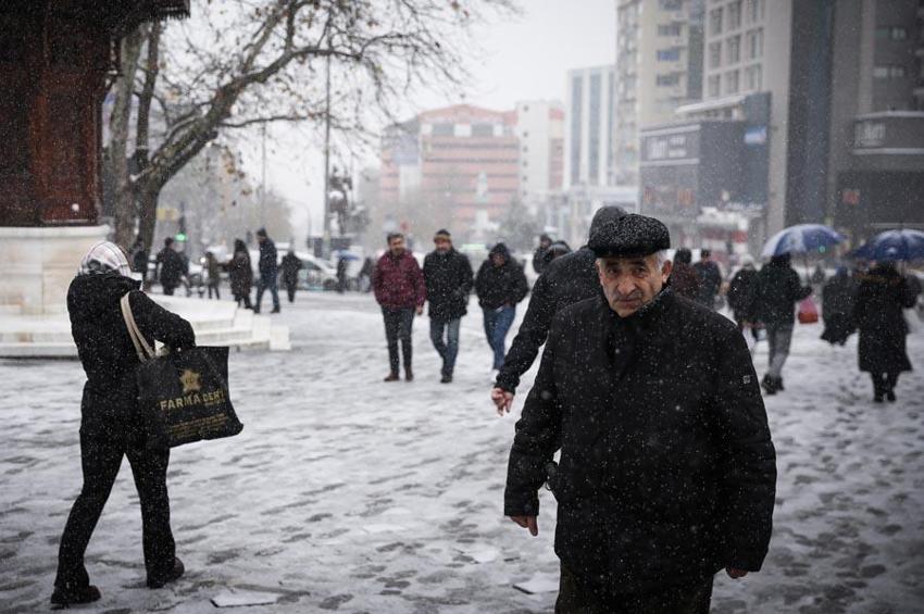 Bursa yoğun kar yağışıyla beyaza büründü! İşte şehir merkezinden kar manzaraları…