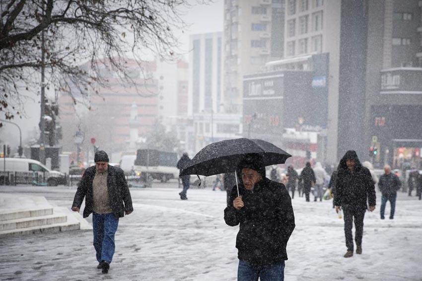 Bursa yoğun kar yağışıyla beyaza büründü! İşte şehir merkezinden kar manzaraları…