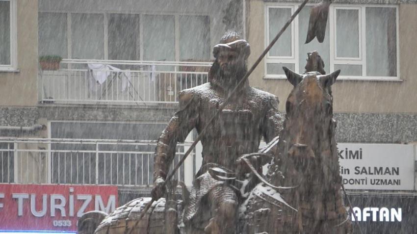 Bursa yoğun kar yağışıyla beyaza büründü! İşte şehir merkezinden kar manzaraları…