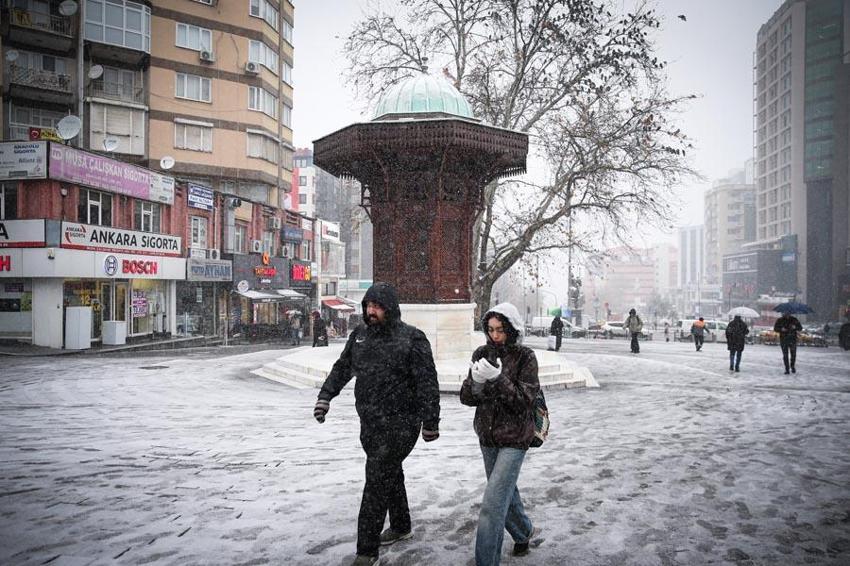Bursa yoğun kar yağışıyla beyaza büründü! İşte şehir merkezinden kar manzaraları…