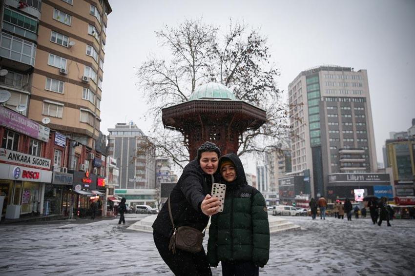 Bursa yoğun kar yağışıyla beyaza büründü! İşte şehir merkezinden kar manzaraları…