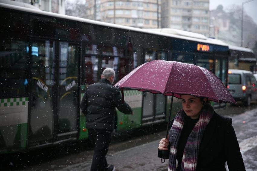 Bursa yoğun kar yağışıyla beyaza büründü! İşte şehir merkezinden kar manzaraları…