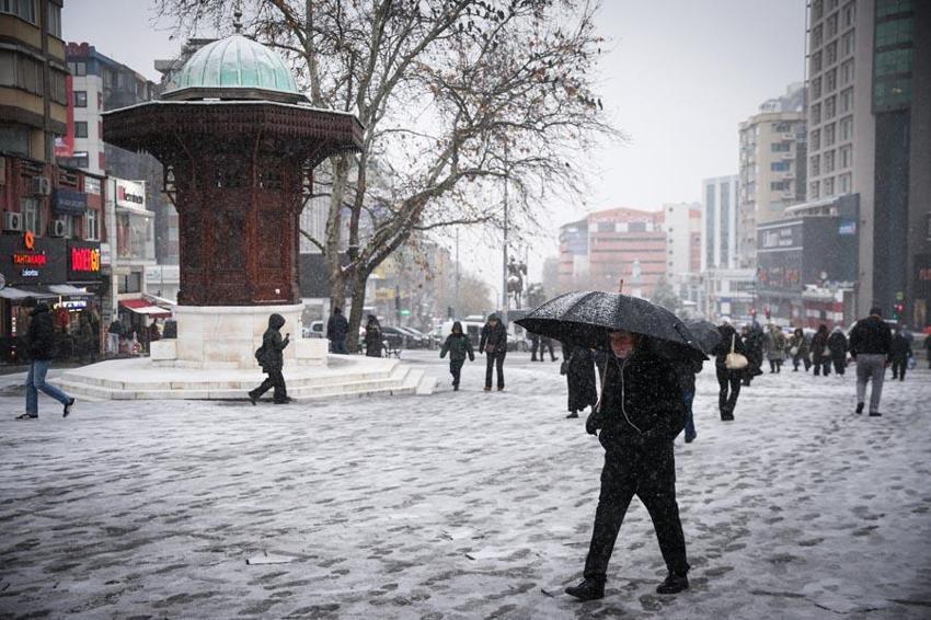Bursa yoğun kar yağışıyla beyaza büründü! İşte şehir merkezinden kar manzaraları…