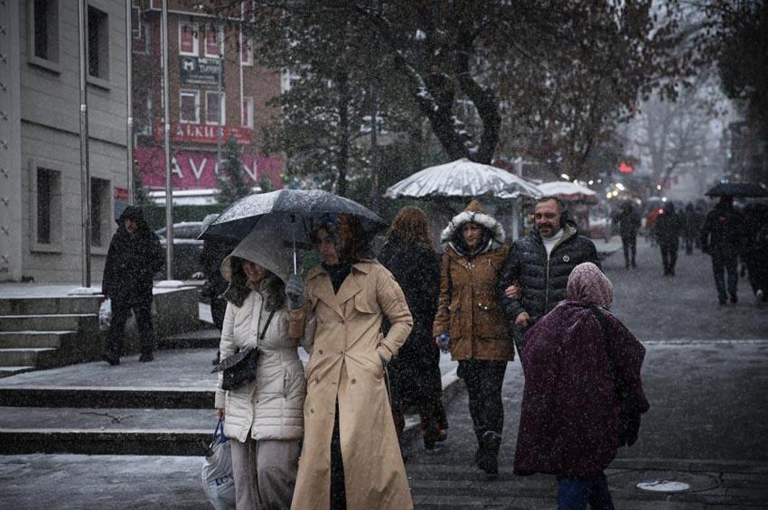 Bursa yoğun kar yağışıyla beyaza büründü! İşte şehir merkezinden kar manzaraları…