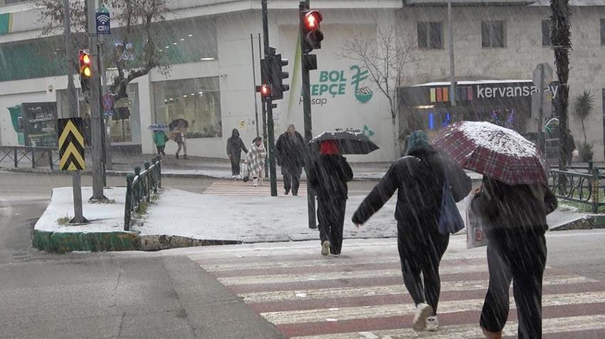 Bursa yoğun kar yağışıyla beyaza büründü! İşte şehir merkezinden kar manzaraları…