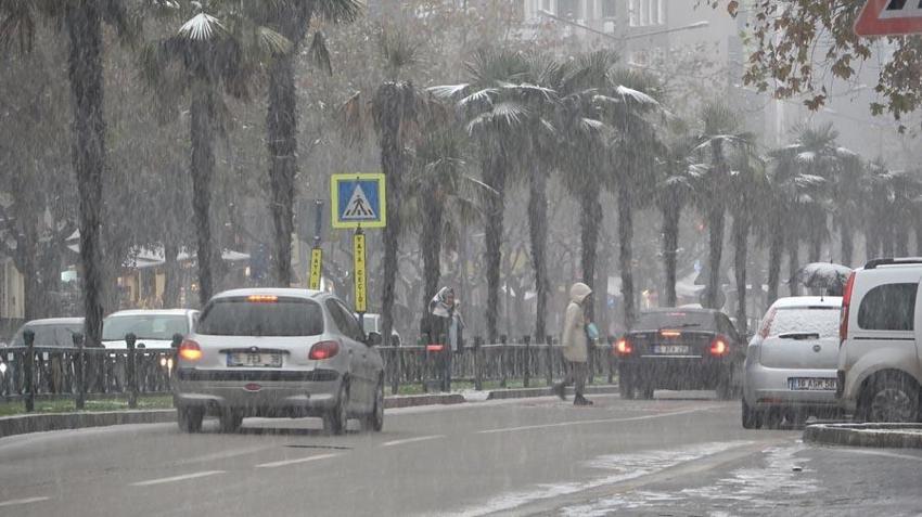 Bursa yoğun kar yağışıyla beyaza büründü! İşte şehir merkezinden kar manzaraları…