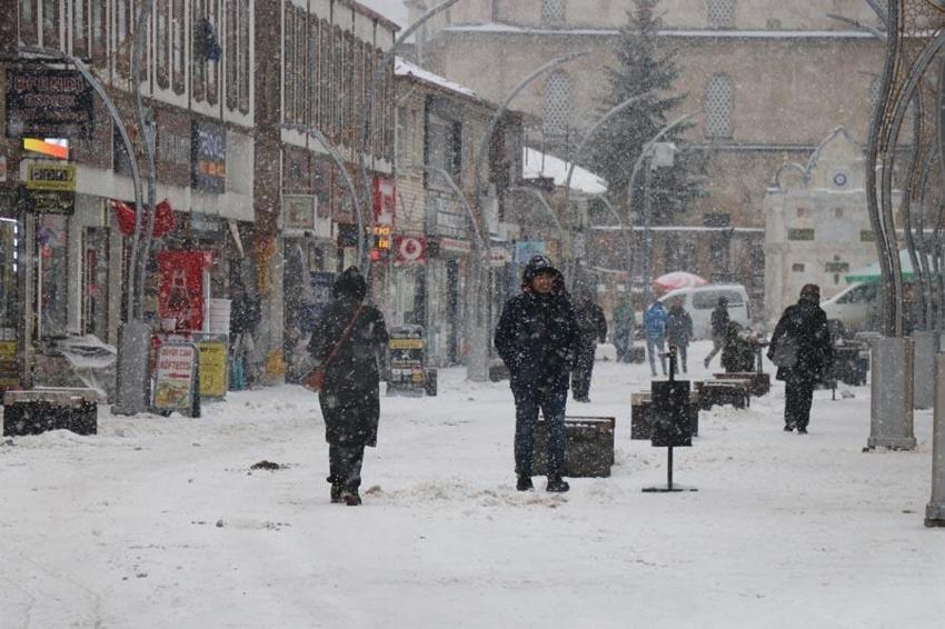 Sivas'ta tarihi meydan 'beyaz gelinliğini' giydi