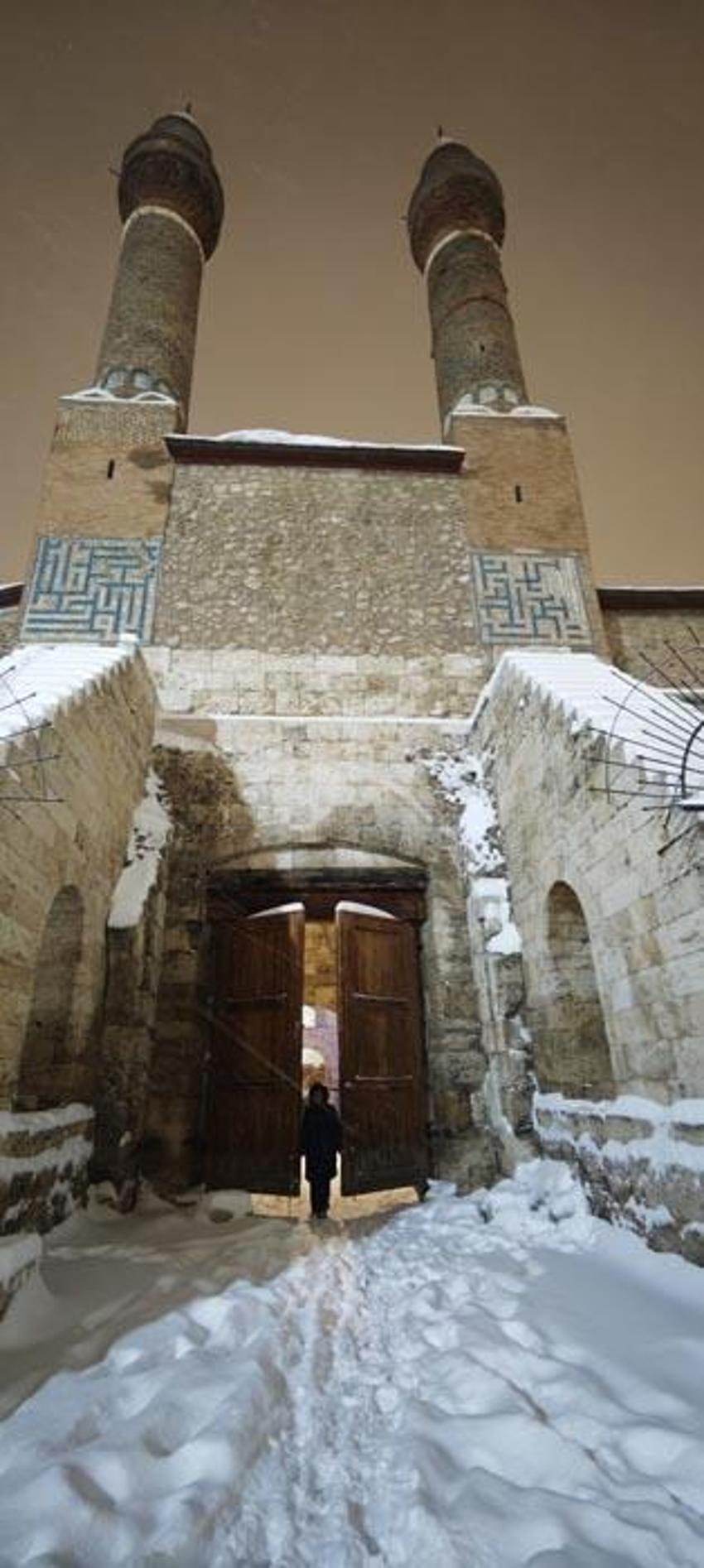 Sivas'ta tarihi meydan 'beyaz gelinliğini' giydi