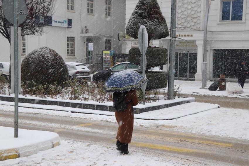 Sivas'ta tarihi meydan 'beyaz gelinliğini' giydi