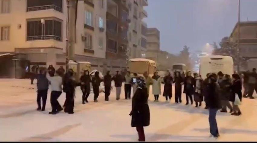 Batman’a yıllar sonra gelen kar kentte bayram havası yaşattı: Davul zurna, halay ve kızak keyfi