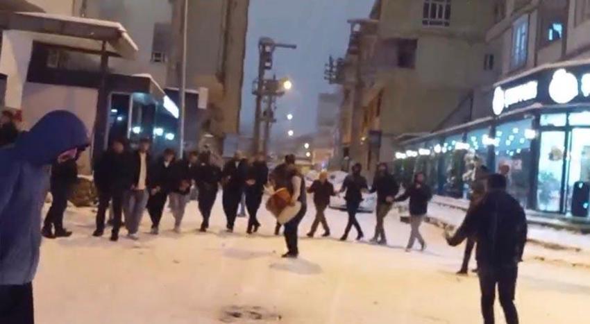 Batman’a yıllar sonra gelen kar kentte bayram havası yaşattı: Davul zurna, halay ve kızak keyfi