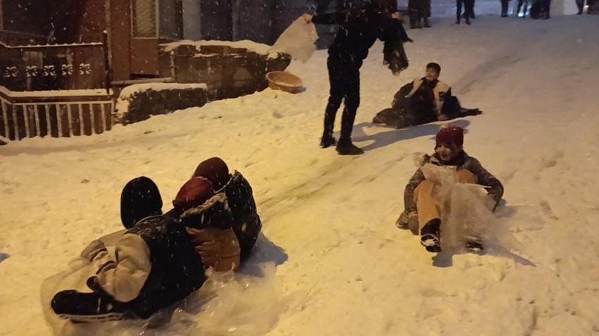 Batman’a yıllar sonra gelen kar kentte bayram havası yaşattı: Davul zurna, halay ve kızak keyfi