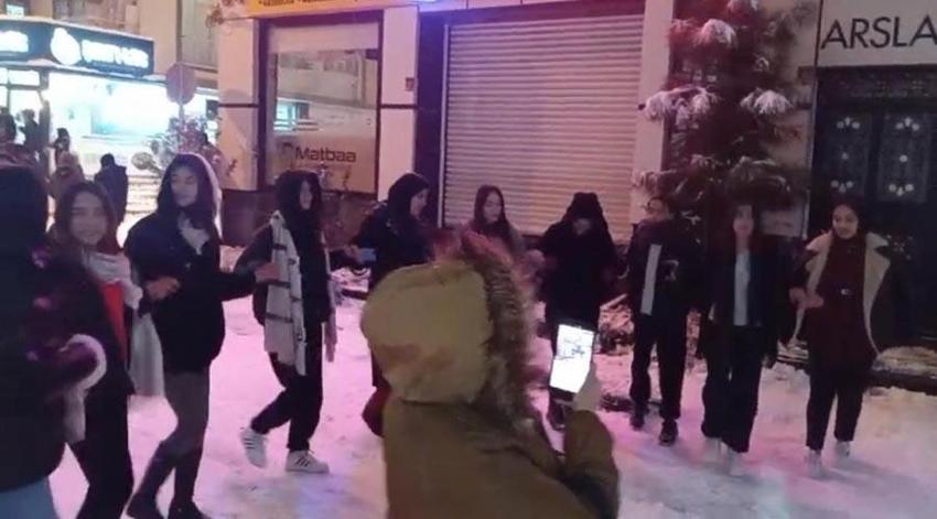 Batman’a yıllar sonra gelen kar kentte bayram havası yaşattı: Davul zurna, halay ve kızak keyfi