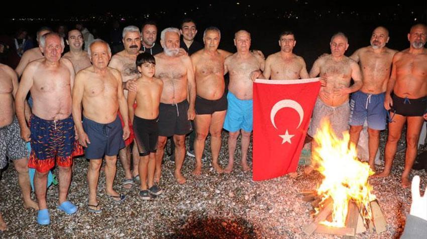 Antalya’da yeni yıl! Denize girip, geri sayım yaptılar