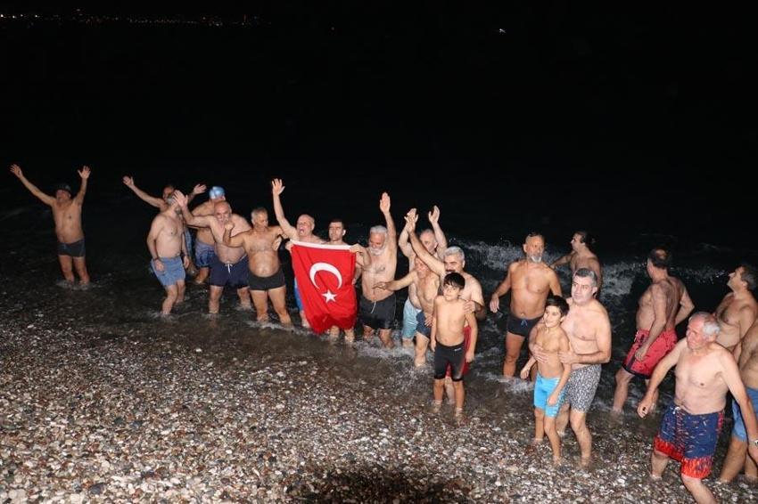 Antalya’da yeni yıl! Denize girip, geri sayım yaptılar