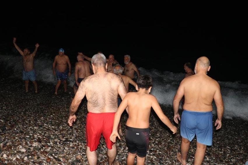 Antalya’da yeni yıl! Denize girip, geri sayım yaptılar